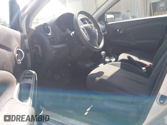 2015 Nissan Versa S Plus z VIN 3N1CN7AP1FL816927, wystawiony jako IAAI lot #42798798 z przebiegiem Nie podano mil oraz . Historia ofert i sprzedaży dostępna na DreamBid. Obrazek 5.