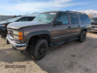 1998 GMC Suburban z VIN 3GKFK16R4WG507685, wystawiony jako Copart lot #87900735 z przebiegiem 183 033 mil mil oraz Szkody całkowita. Historia ofert i sprzedaży dostępna na DreamBid. Obrazek 1.
