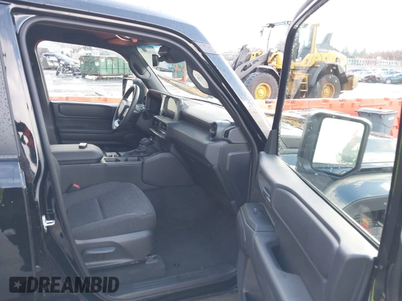 2024 Toyota Land Cruiser z VIN JTEABFAJ7RK015987, wystawiony jako IAAI lot #41168318 z przebiegiem 1662 mil mil oraz . Historia ofert i sprzedaży dostępna na DreamBid. Obrazek 5.