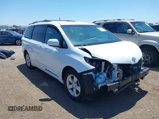 2015 Toyota Sienna LE AAS z VIN 5TDKK3DC3FS553918, wystawiony jako IAAI lot #42309906 z przebiegiem 127 529 mil mil oraz . Historia ofert i sprzedaży dostępna na DreamBid. Obrazek 1.