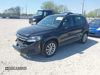 2017 Volkswagen Tiguan S z VIN WVGBV7AX8HK049943, wystawiony jako IAAI lot #42055240 z przebiegiem 113 330 mil mil oraz . Historia ofert i sprzedaży dostępna na DreamBid. Obrazek 18.