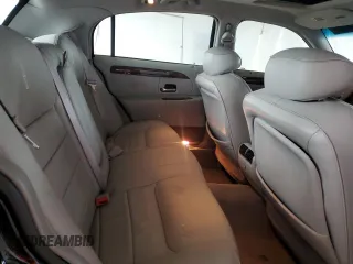 2001 Lincoln Town Car Signature z VIN 1LNHM82W41Y739121, wystawiony jako Copart lot #56738385 z przebiegiem 112 528 mil mil oraz Szkoda całkowita • Salvage title. Historia ofert i sprzedaży dostępna na DreamBid. Obrazek 10.