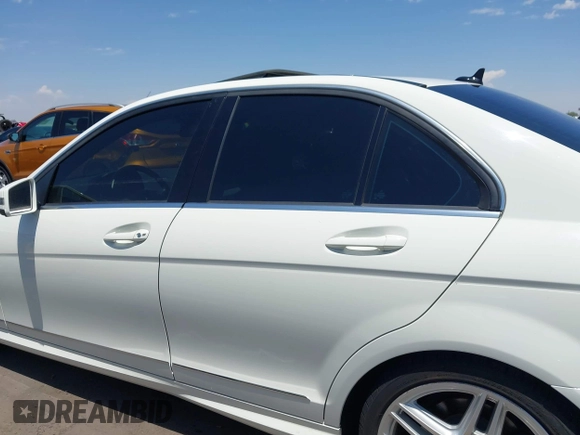 2011 Mercedes-Benz C 300 Sport z VIN WDDGF5EB3BR168224, wystawiony jako IAAI lot #42629358 z przebiegiem 134 692 mil mil oraz . Historia ofert i sprzedaży dostępna na DreamBid. Obrazek 15.