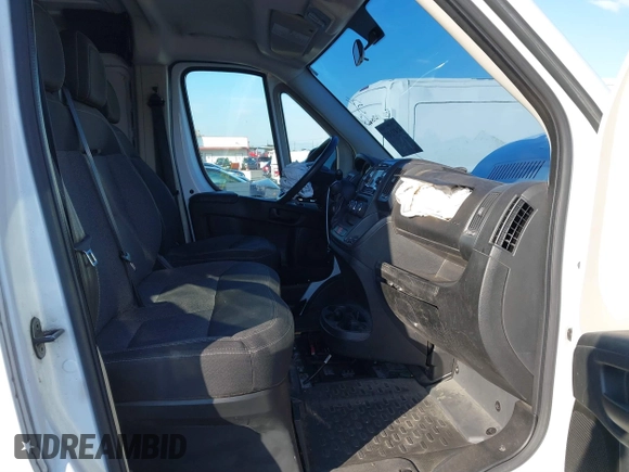 2016 Ram ProMaster Cargo z VIN 3C6TRVAG5GE134667, wystawiony jako IAAI lot #41411317 z przebiegiem 109 352 mil mil oraz . Historia ofert i sprzedaży dostępna na DreamBid. Obrazek 5.