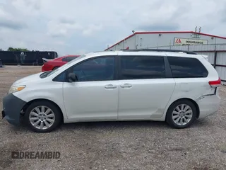 2012 Toyota Sienna XLE AAS z VIN 5TDYK3DC3CS186962, wystawiony jako IAAI lot #42325047 z przebiegiem Nie podano mil oraz . Historia ofert i sprzedaży dostępna na DreamBid. Obrazek 14.