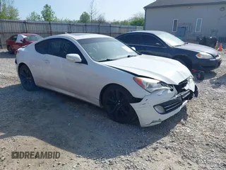 2010 Hyundai Genesis Coupe Grand Touring z VIN KMHHU6KH2AU023718, wystawiony jako IAAI lot #42090880 z przebiegiem 228 944 mil mil oraz . Historia ofert i sprzedaży dostępna na DreamBid. Obrazek 1.
