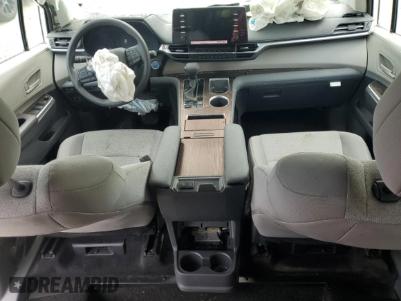 2024 Toyota Sienna LE z VIN 5TDKRKEC1RS195484, wystawiony jako Copart lot #55688995 z przebiegiem 20 281 mil mil oraz Czysty tytuł • Clean title. Historia ofert i sprzedaży dostępna na DreamBid. Obrazek 8.