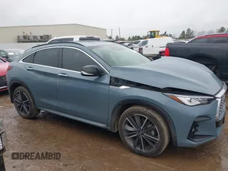 2023 Infiniti QX55 Luxe z VIN 3PCAJ5JRXPF109797, wystawiony jako IAAI lot #41455665 z przebiegiem 31 561 mil mil oraz . Historia ofert i sprzedaży dostępna na DreamBid. Obrazek 13.