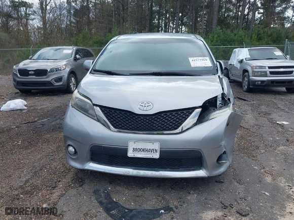 2017 Toyota Sienna SE with VIN 5TDXZ3DC1HS816458, listed as a IAAI auction lot 41577969 with 131,271 mi miles. Bid and sale history available at carsss.com. Image 12.