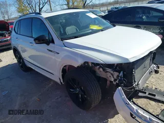 2024 Volkswagen Tiguan SE R-Line Black с VIN 3VV8B7AX3RM052588, выставлен на аукционе IAAI как лот 41876448 с пробегом 22 835 миль миль и . История ставок и продаж доступна на DreamBid. Изображение 1.