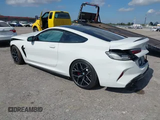 2022 BMW M8 Competition z VIN WBSAE0C02NCH10522, wystawiony jako IAAI lot #41321013 z przebiegiem 44 389 mil mil oraz . Historia ofert i sprzedaży dostępna na DreamBid. Obrazek 3.