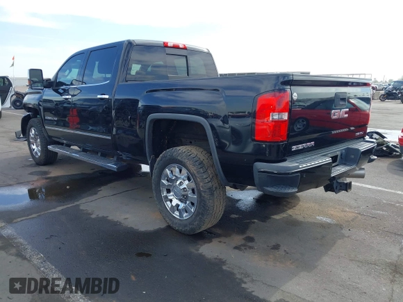 2015 GMC Sierra 2500HD Denali z VIN 1GT120E86FF667058, wystawiony jako IAAI lot #42212058 z przebiegiem 104 069 mil mil oraz . Historia ofert i sprzedaży dostępna na DreamBid. Obrazek 3.