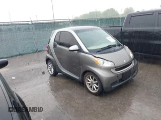 2009 Smart fortwo Pure z VIN WMEEJ31X49K226366, wystawiony jako IAAI lot #42430117 z przebiegiem 107 962 mil mil oraz . Historia ofert i sprzedaży dostępna na DreamBid. Obrazek 1.