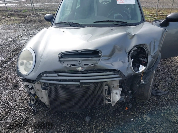 2004 MINI Hardtop S z VIN WMWRE33434TD88466, wystawiony jako IAAI lot #42012286 z przebiegiem 171 283 mil mil oraz . Historia ofert i sprzedaży dostępna na DreamBid. Obrazek 6.