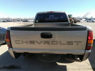 2000 Chevrolet Silverado 1500 with VIN 1GCEC14W6YZ228318, listed as a IAAI auction lot 41609151 with 299,432 mi miles. Bid and sale history available at carsss.com. Image 8.