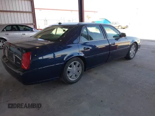 2004 Cadillac DeVille DTS z VIN 1G6KF57934U181654, wystawiony jako IAAI lot #41752298 z przebiegiem 131 861 mil mil oraz . Historia ofert i sprzedaży dostępna na DreamBid. Obrazek 4.