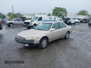 1997 Toyota Camry LE z VIN 4T1BF22K0VU004174, wystawiony jako IAAI lot #42254679 z przebiegiem 206 023 mil mil oraz . Historia ofert i sprzedaży dostępna na DreamBid. Obrazek 2.