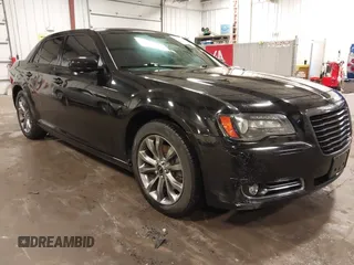2014 Chrysler 300 S z VIN 2C3CCAGG3EH331532, wystawiony jako IAAI lot #42560164 z przebiegiem 164 617 mil mil oraz . Historia ofert i sprzedaży dostępna na DreamBid. Obrazek 1.
