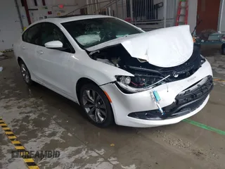 2015 Chrysler 200 S z VIN 1C3CCCBG5FN604658, wystawiony jako IAAI lot #42250946 z przebiegiem 151 287 mil mil oraz . Historia ofert i sprzedaży dostępna na DreamBid. Obrazek 1.