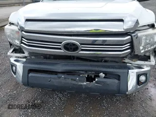 2017 Toyota Tundra SR z VIN 5TFUY5F12HX602084, wystawiony jako IAAI lot #41946571 z przebiegiem 94 271 mil mil oraz . Historia ofert i sprzedaży dostępna na DreamBid. Obrazek 6.