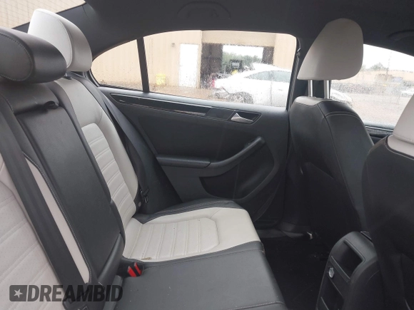 2015 Volkswagen Jetta SE z VIN 3VWD17AJ1FM225271, wystawiony jako IAAI lot #40353904 z przebiegiem 83 317 mil mil oraz . Historia ofert i sprzedaży dostępna na DreamBid. Obrazek 8.