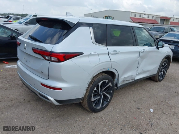 2024 Mitsubishi Outlander SE with VIN JA4J4VA82RZ032400, listed as a IAAI auction lot 42094845 with 30,436 mi miles. Bid and sale history available at carsss.com. Image 4.