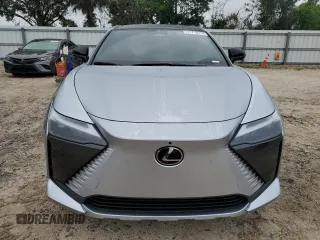 2024 Lexus RZ 300e Premium z VIN JTJABABB2RA000668, wystawiony jako Copart lot #71710714 z przebiegiem 9387 mil mil oraz Szkody całkowita. Historia ofert i sprzedaży dostępna na DreamBid. Obrazek 5.