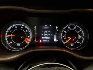 2014 Jeep Cherokee Latitude z VIN 1C4PJLCB0EW221659, wystawiony jako Copart lot #47098115 z przebiegiem 166 110 mil mil oraz Szkoda całkowita • Salvage title. Historia ofert i sprzedaży dostępna na DreamBid. Obrazek 9.