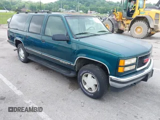 1996 GMC Suburban z VIN 1GKFK16ROTJ725925, wystawiony jako IAAI lot #42244433 z przebiegiem 123 837 mil mil oraz . Historia ofert i sprzedaży dostępna na DreamBid. Obrazek 1.