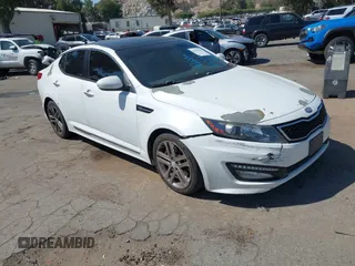 2013 Kia Optima SX z VIN 5XXGR4A68DG233739, wystawiony jako IAAI lot #42398253 z przebiegiem 123 265 mil mil oraz . Historia ofert i sprzedaży dostępna na DreamBid. Obrazek 1.