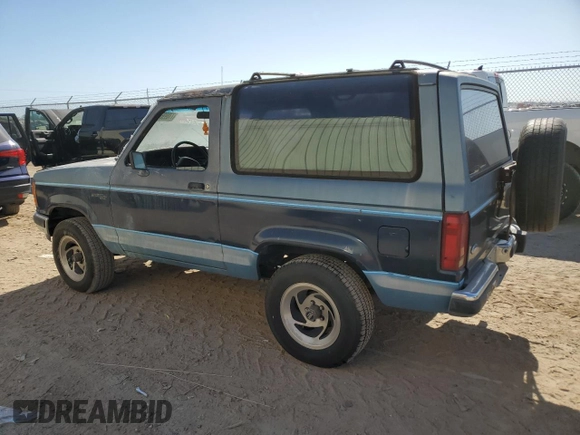 1990 Ford Bronco z VIN 1FMCU12T2LUA31399, wystawiony jako Copart lot #77099614 z przebiegiem 85 663 mil mil oraz Szkoda całkowita • Salvage title. Historia ofert i sprzedaży dostępna na DreamBid. Obrazek 2.