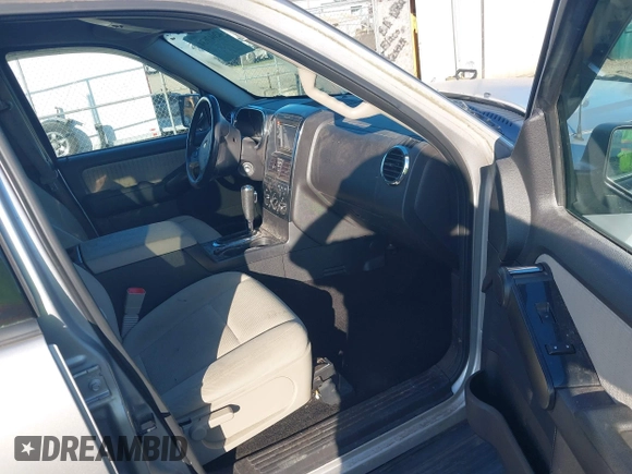 2008 Ford Explorer XLT z VIN 1FMEU73E38UA57643, wystawiony jako IAAI lot #42047634 z przebiegiem 135 336 mil mil oraz . Historia ofert i sprzedaży dostępna na DreamBid. Obrazek 5.