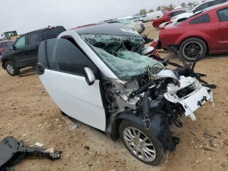 2012 Smart fortwo Pure z VIN WMEEJ3BA9CK565559, wystawiony jako Copart lot #83961444 z przebiegiem Nie podano mil oraz Nie do naprawy. Historia ofert i sprzedaży dostępna na DreamBid. Obrazek 4.
