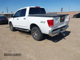 2004 Nissan Titan LE z VIN 1N6AA07B14N528418, wystawiony jako IAAI lot #42281318 z przebiegiem 200 902 mil mil oraz . Historia ofert i sprzedaży dostępna na DreamBid. Obrazek 3.