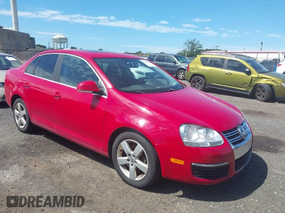 2008 Volkswagen Jetta SE z VIN 3VWRZ71K58M111090, wystawiony jako IAAI lot #42781236 z przebiegiem 121 724 mil mil oraz . Historia ofert i sprzedaży dostępna na DreamBid. Obrazek 1.
