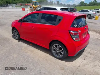 2018 Chevrolet Sonic LT z VIN 1G1JD6SH6J4120998, wystawiony jako IAAI lot #42270614 z przebiegiem 56 587 mil mil oraz . Historia ofert i sprzedaży dostępna na DreamBid. Obrazek 3.