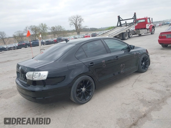2014 Volkswagen Jetta SE z VIN 3VWD17AJ7EM388375, wystawiony jako IAAI lot #42144779 z przebiegiem 104 801 mil mil oraz . Historia ofert i sprzedaży dostępna na DreamBid. Obrazek 4.