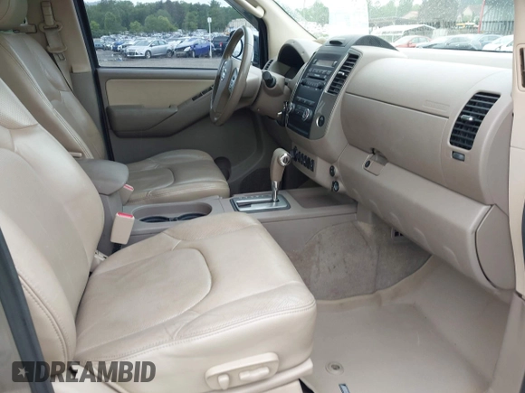 2009 Nissan Frontier SE z VIN 1N6AD09WX9C423595, wystawiony jako IAAI lot #42210046 z przebiegiem 117 142 mil mil oraz . Historia ofert i sprzedaży dostępna na DreamBid. Obrazek 5.