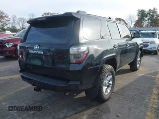 2023 Toyota 4Runner SR5 z VIN JTEMU5JR5P6180062, wystawiony jako IAAI lot #41089572 z przebiegiem 19 024 mil mil oraz . Historia ofert i sprzedaży dostępna na DreamBid. Obrazek 4.