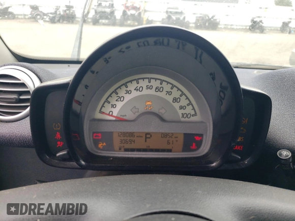 2012 Smart fortwo Pure с VIN WMEEJ3BA1CK573090, выставлен на аукционе Copart как лот 59881025 с пробегом 128 086 миль миль и Чистый • Clean title. История ставок и продаж доступна на DreamBid. Изображение 9.