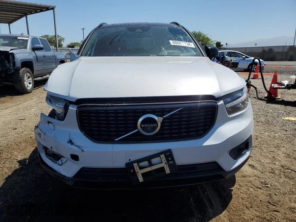 2021 Volvo XC40 R-Design z VIN YV4AC2HM4M2481361, wystawiony jako Copart lot #60087734 z przebiegiem 28 807 mil mil oraz Szkoda całkowita • Salvage title. Historia ofert i sprzedaży dostępna na DreamBid. Obrazek 5.