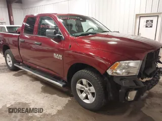 2018 Ram 1500 Express z VIN 1C6RR7FG7JS206696, wystawiony jako IAAI lot #42052538 z przebiegiem 113 985 mil mil oraz . Historia ofert i sprzedaży dostępna na DreamBid. Obrazek 1.