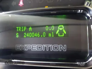 2013 Ford Expedition XLT с VIN 1FMJU1J54DEF31876, выставлен на аукционе IAAI как лот 42512937 с пробегом 240 046 миль миль и . История ставок и продаж доступна на DreamBid. Изображение 15.