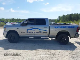 2024 Ram 2500 Big Horn z VIN 3C6UR5DL1RG116185, wystawiony jako IAAI lot #42007154 z przebiegiem Nie podano mil oraz . Historia ofert i sprzedaży dostępna na DreamBid. Obrazek 14.