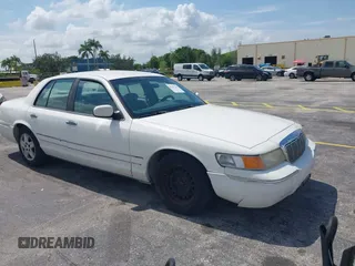 2002 Mercury Grand Marquis GS z VIN 2MEFM74W92X649871, wystawiony jako IAAI lot #42367545 z przebiegiem 296 348 mil mil oraz . Historia ofert i sprzedaży dostępna na DreamBid. Obrazek 1.