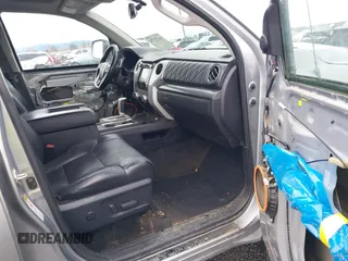 2017 Toyota Tundra Platinum z VIN 5TFAY5F12HX666144, wystawiony jako IAAI lot #41576751 z przebiegiem 131 514 mil mil oraz . Historia ofert i sprzedaży dostępna na DreamBid. Obrazek 5.