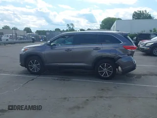 2019 Toyota Highlander SE z VIN 5TDKZRFHXKS316330, wystawiony jako IAAI lot #42183341 z przebiegiem 81 705 mil mil oraz . Historia ofert i sprzedaży dostępna na DreamBid. Obrazek 14.