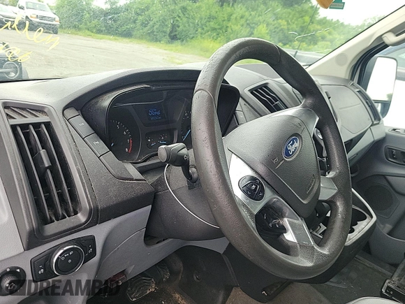 2016 Ford Transit Cargo z VIN 1FTYE1YM1GKB15643, wystawiony jako IAAI lot #42585640 z przebiegiem 301 257 mil mil oraz . Historia ofert i sprzedaży dostępna na DreamBid. Obrazek 16.