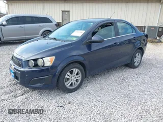2015 Chevrolet Sonic LT z VIN 1G1JC5SH2F4114880, wystawiony jako IAAI lot #41911106 z przebiegiem 148 429 mil mil oraz . Historia ofert i sprzedaży dostępna na DreamBid. Obrazek 2.