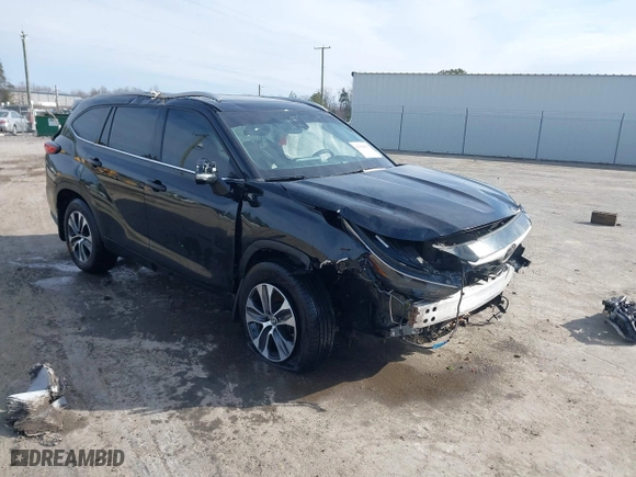 2022 Toyota Highlander XLE with VIN 5TDHZRBH2NS257729, listed as a IAAI auction lot 41580650 with 63,394 mi miles. Bid and sale history available at carsss.com. Image 1.